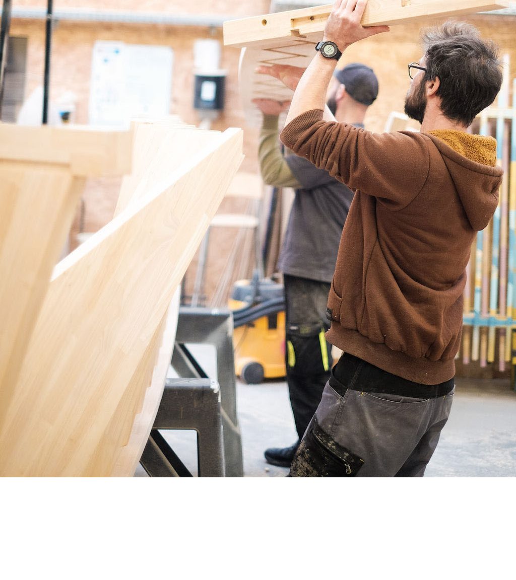 Atelier Elysta — menuisiers au travail sur un ouvrage en bois