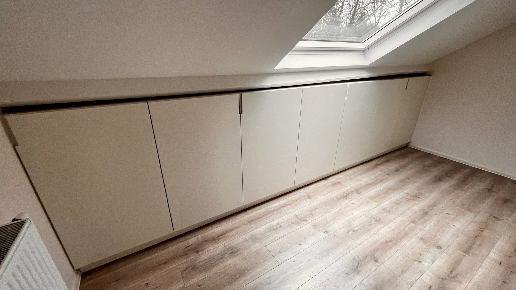 Aménagement réalisé — dressing sous pente, vue large
