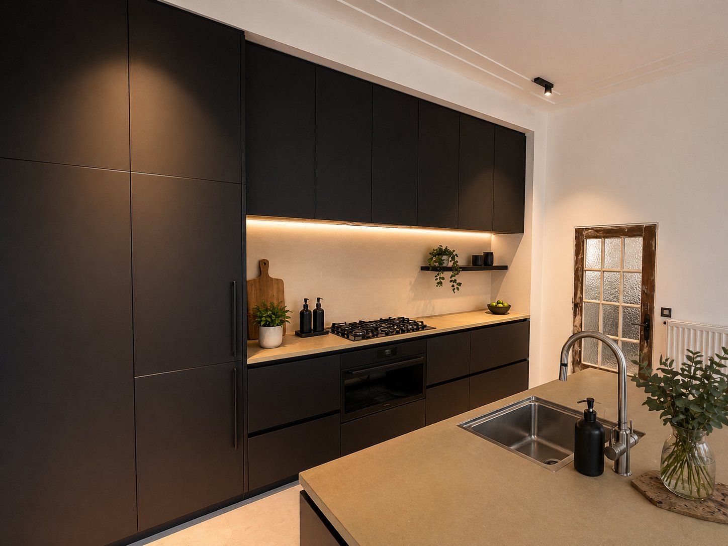 Cuisine noire mate, plan en pierre